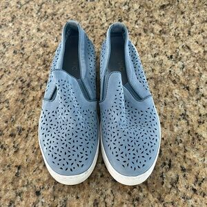 Vionic Women's Midi Perf 8